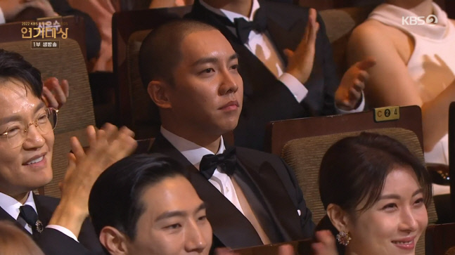 머리 빡빡 민 이승기, 정산 분쟁 후 첫 공식석상 포착[KBS 연기대상]