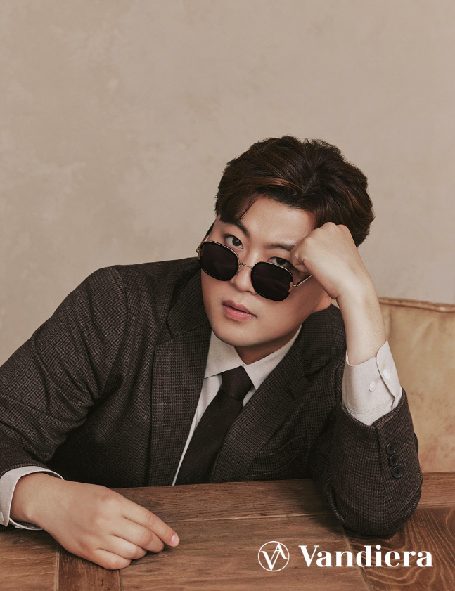 '반디에라 모델' 김호중, 아이웨어 런칭 기념 "아리스 생각하며 디자인"