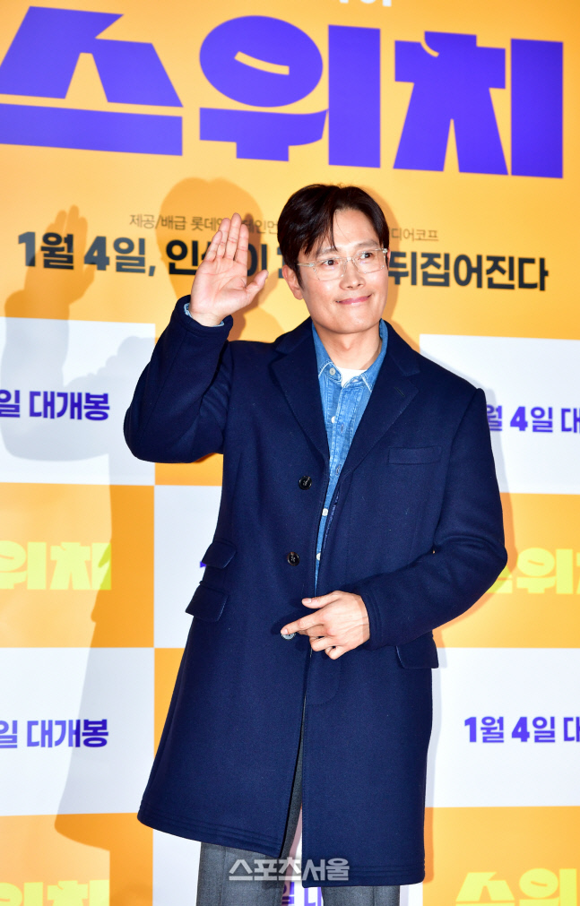 '마나님 출연인데' 영화'스위치' VIP시사회 찾은 이병헌[포토]