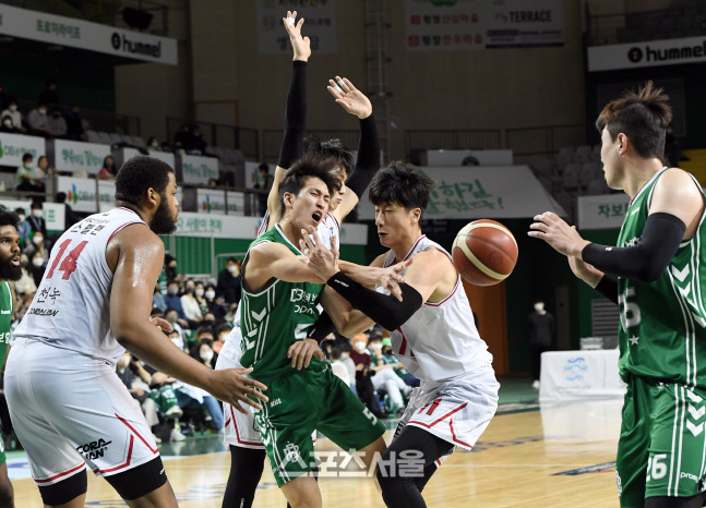 [포토]DB 이준희, 패스를 받아줘!