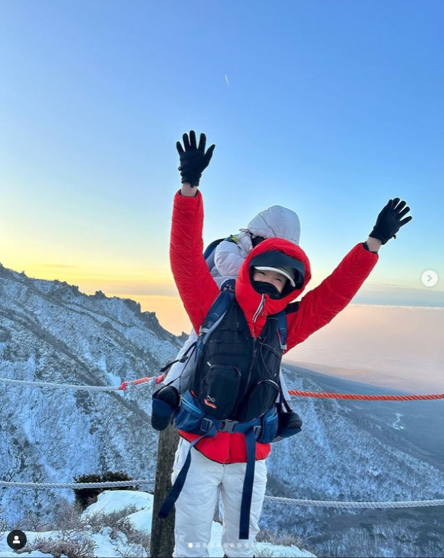 "죽을 뻔했어요" 이시영, 새해부터 20kg 아들 업고 한라산 등반