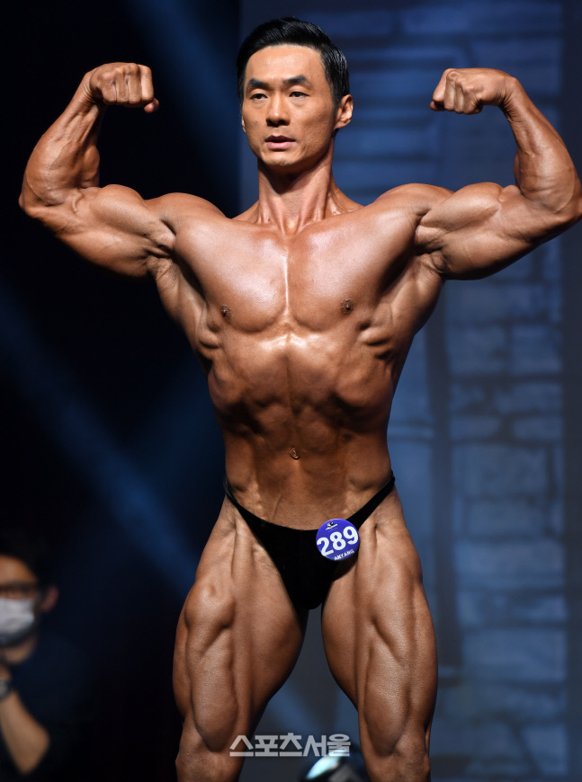 61개의 그랑프리를 확득한 보디빌더 강준명, "마흔, 전성기를 맞이할 수 있는 시간이죠" [이주상의 e파인더]