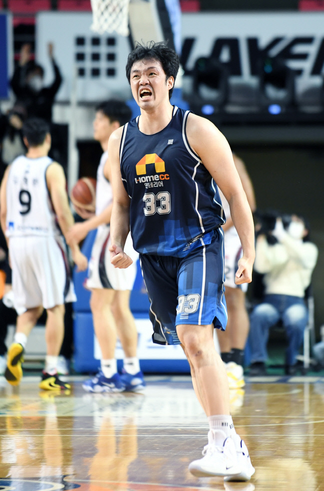 '다시 5할→순위도 5위로' KCC, 중심에 '효자 FA' 이승현 있다 [SS 시선집중]