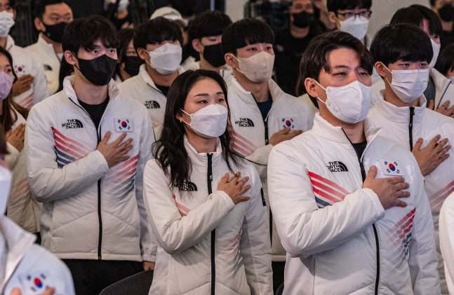 최민정 등 선수단 >