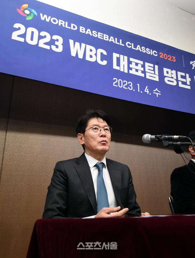 [포토]WBC 대표팀 선발 배경 밝히는 이강철 감독