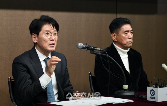 [포토]WBC 대표팀 선발 배경 밝히는 이강철 감독