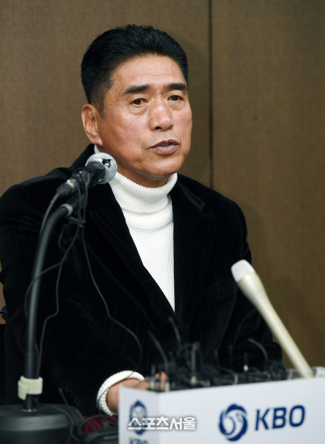 [포토]대표 선발 이유 밝히는 조범현 기술위원장