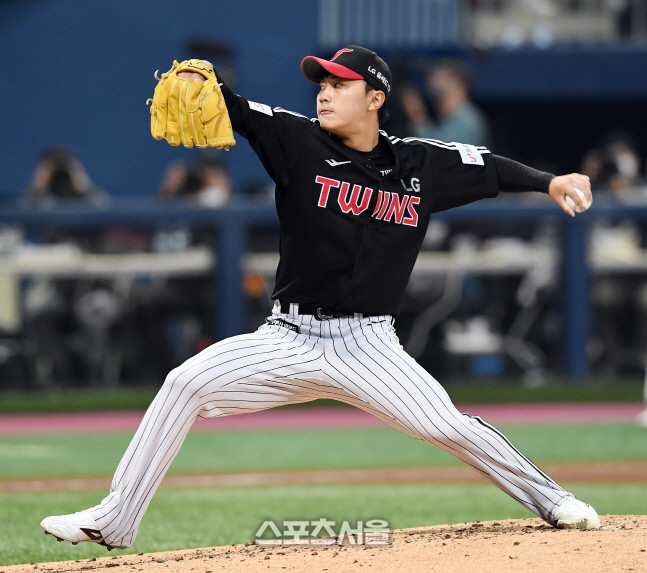 [포토]플레이오프 3차전 호투 펼치는 LG 김윤식