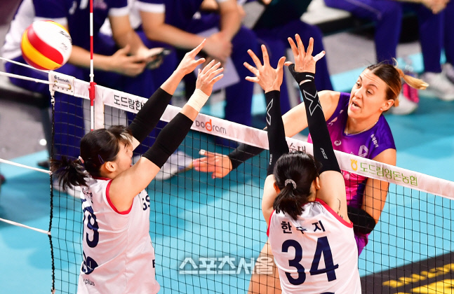 GS이중블로킹 무력화시키는 옐레나 [포토]