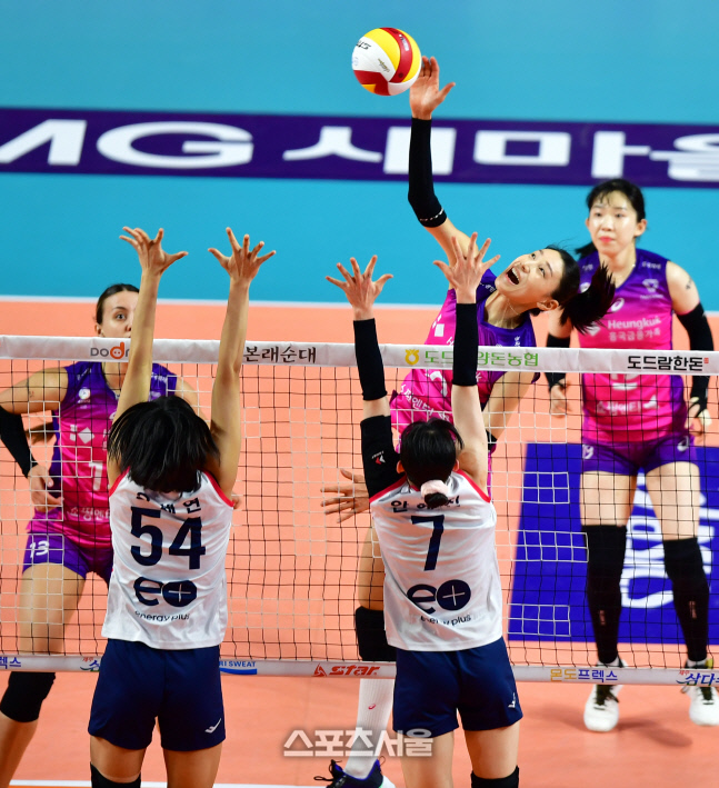 블로킹 피해 강타터트리는 김연경 [포토]