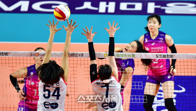 블로킹 피해 강타터트리는 김연경 [포토]