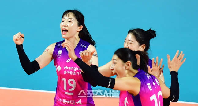 블로킹 득점에 환호하는 김연경 [포토]