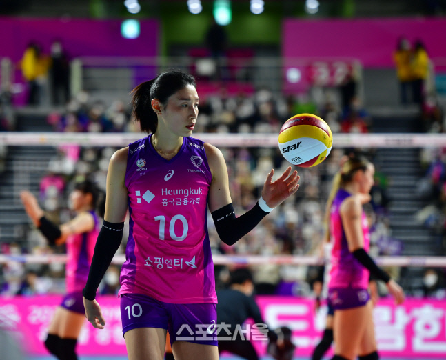 서브 준비하는 김연경[포토]