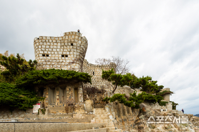 몽돌해변에서 올려다 본 매미성_채지형 촬영