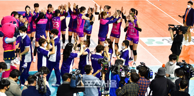 되도 않는 해명으로 긁어 부스럼…총체적 난국 흥국생명, 후임 감독 와도 문제[SS포커스]