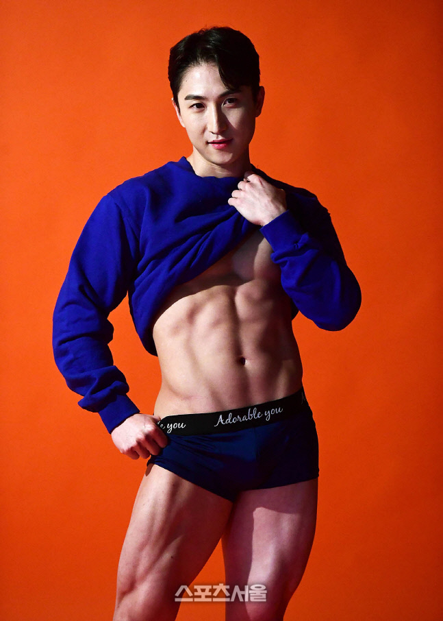 맥스큐와 시크릿비를 동시에 저격한 김수호, 초콜릿 복근 좀 보소! [포토]