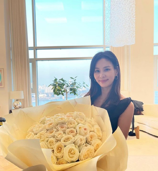 고소영, 초대형 꽃다발 들고 활짝..꽃 기죽이는 미모