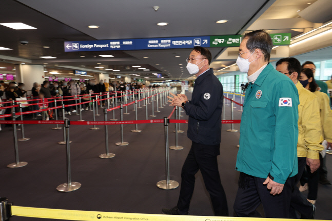 한덕수 총리, 코로나19 대응 인천공항 검역현장 점검