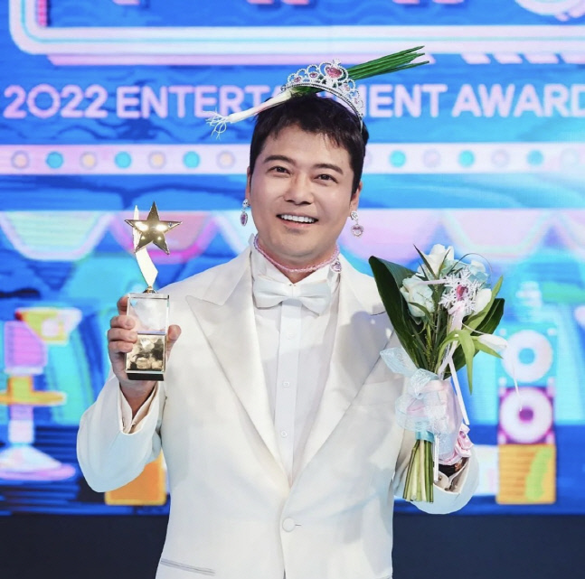 '대상' 전현무, 새해 맞아 건넨 응원 "꿈에 한발짝 다가서는 한해 되길"[전문]