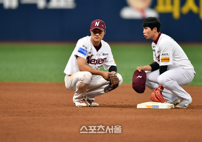 [포토]넥센 키스톤 콤비 김하성과 김혜성 \'아웃이겠지요?\'