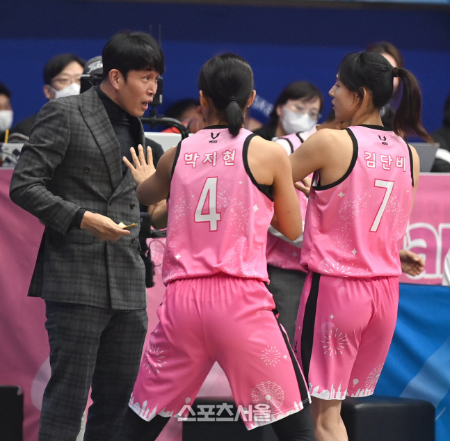 [포토] 박지현-김단비, 위성우 감독에 '오빠 댄스'