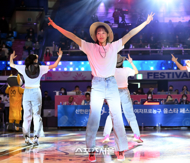 [포토] 신지현, 숨겨 둔 댄스실력 발휘