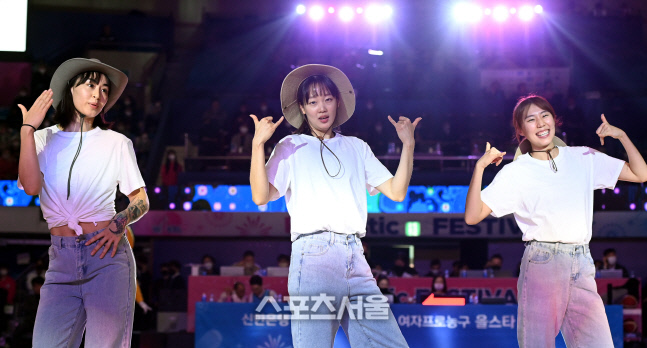 [포토] 완벽 춤 실력 펼치는 김소니아-신지현-강유림