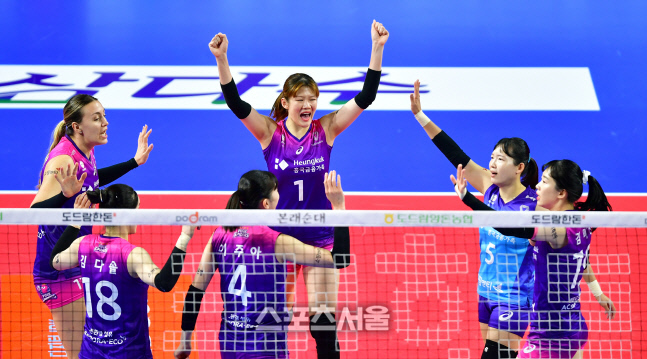 김연경 없이 첫 세트 따낸 흥국생명[포토]