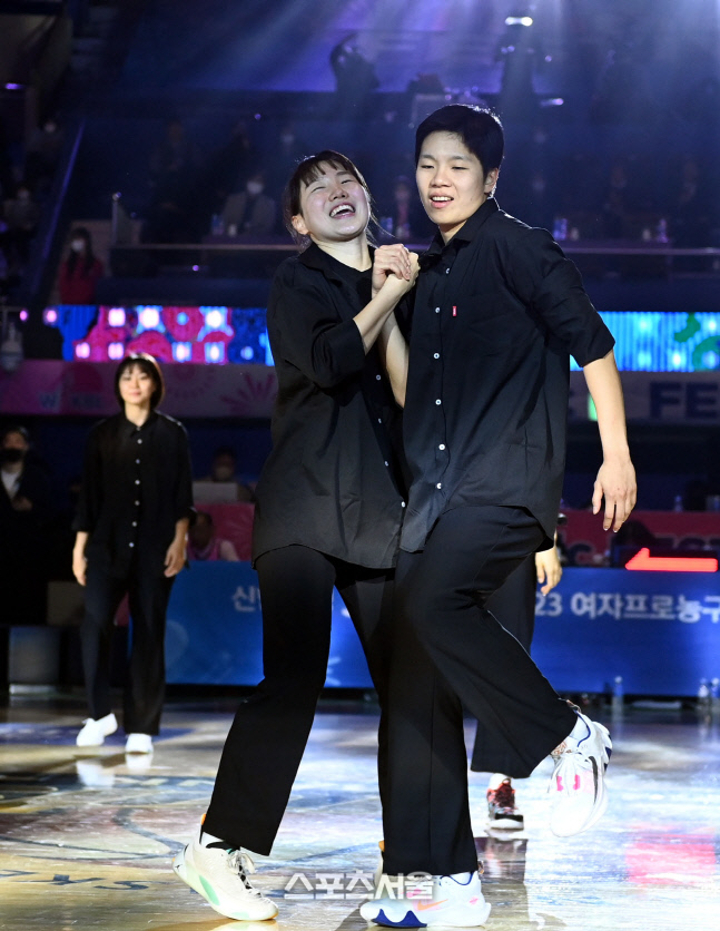 [포토] 공연 펼치는 김지영-진안