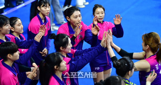 '힘내라 우리 선수들' 응원하는 김연경[포토]