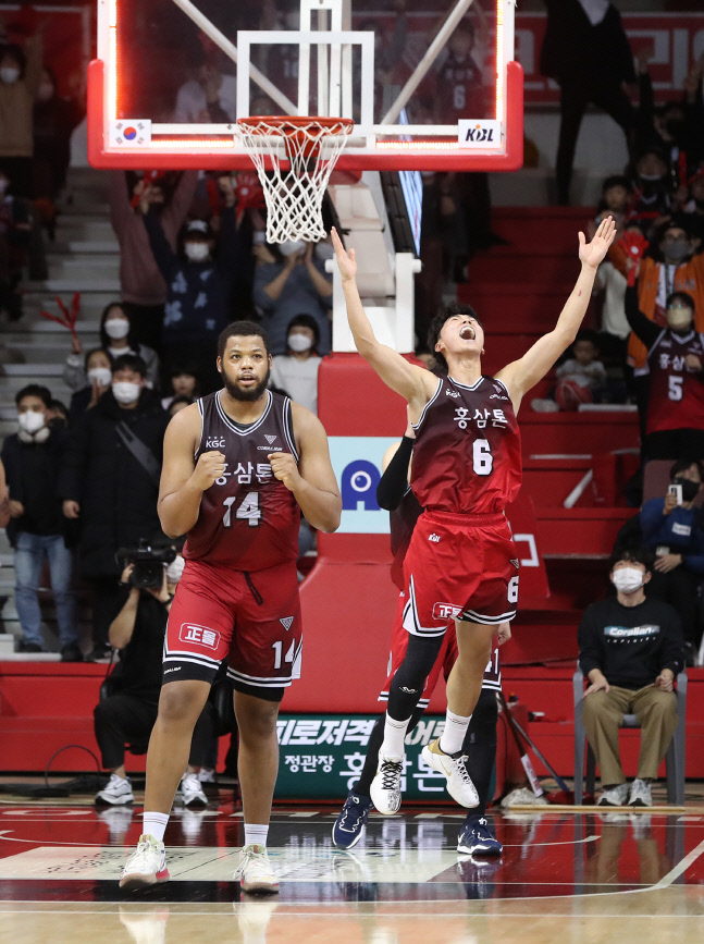 선두 유지한 KGC, 5할 복귀한 KCC…KT는 6연승 마침표