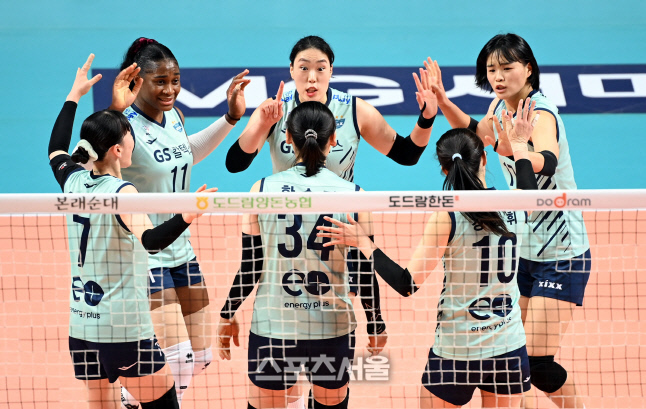 [포토] 환호하는 GS칼텍스 선수들 '좋았어'