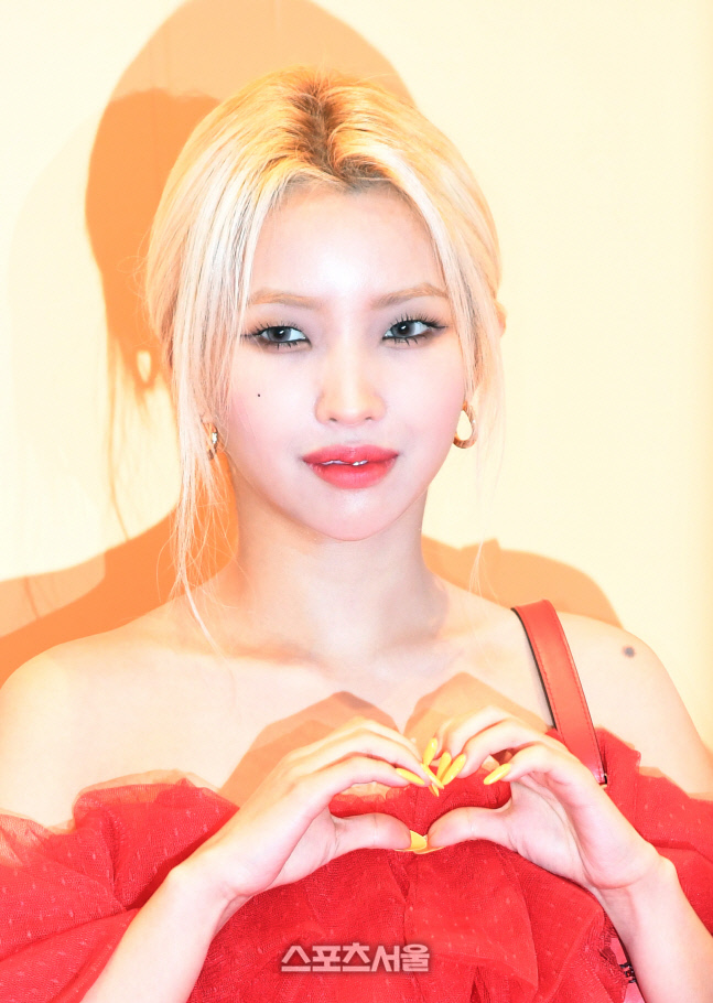 [포토]여자아이들 전소연, 사랑스럽게 하트!
