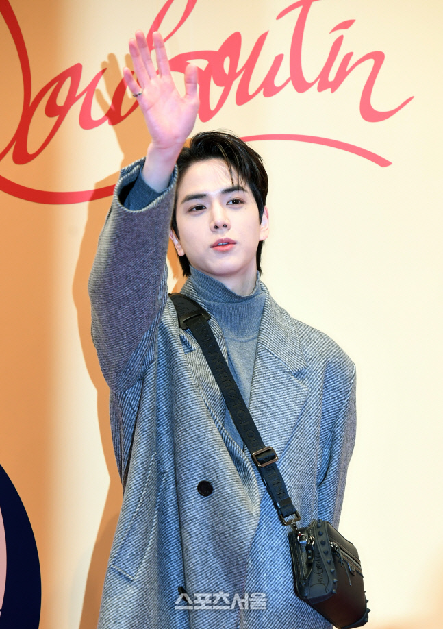 [포토]더보이즈 영훈, 팬들에게도 인사!
