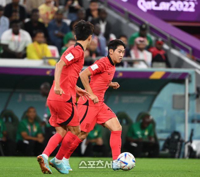 [포토] 이강인 \'침착하게 올라가요\'