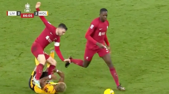 리버풀DF, 트라오레 얼굴 가격 논란…英 '고의냐, 사고였나'