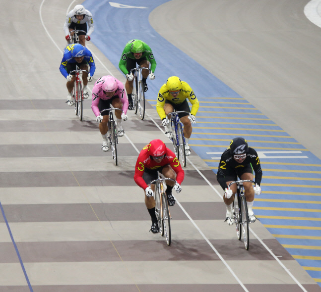 1-2 광명스피돔에서 데뷔전을 치룬 손경수(2번, 검정색 유니폼)