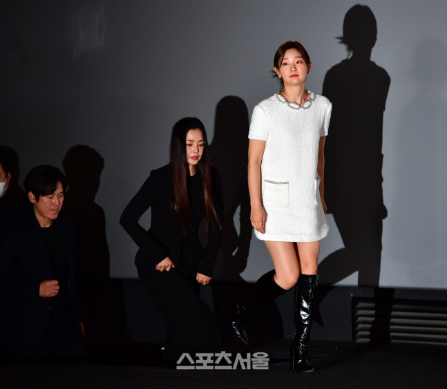 영화 유령 무대오르는 박소담, 이하늬와 설경구[포토]