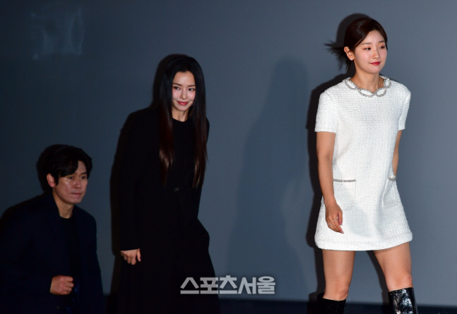 영화 유령 무대오르는 박소담, 이하늬와 설경구[포토]