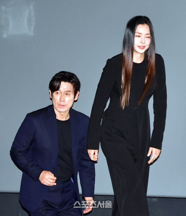 영화 유령 무대오르는 이하늬와 설경구[포토]