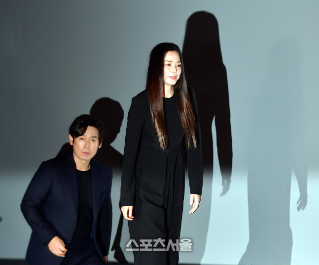 영화 유령 무대오르는 이하늬와 설경구[포토]