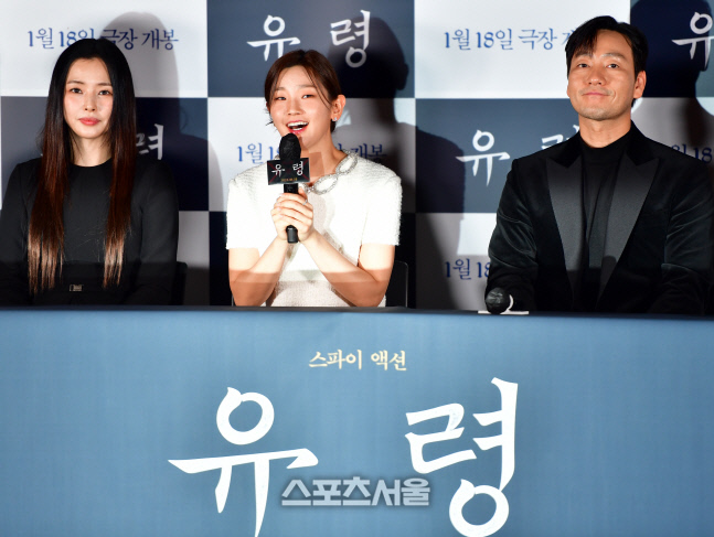 질문에 답하는 박소담, 영화 '유령'시사회 [포토]