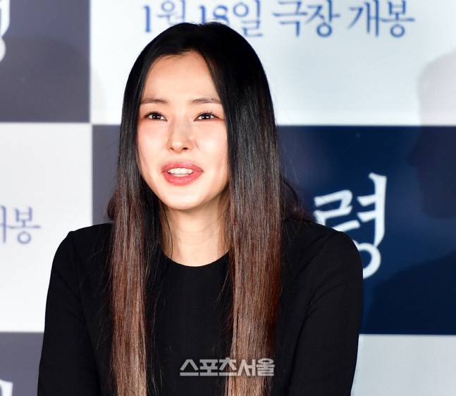 인사말하는 이하늬, 영화 '유령' [포토]