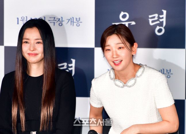 인사말하는 박소담, 영화 '유령' [포토]