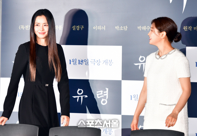 영화 유령 무대오르는 이하늬와 박소담[포토]