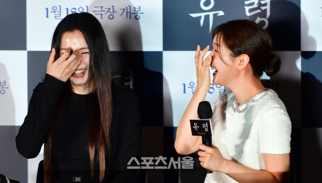 눈물샘 터진 박소담과 이하늬, 영화 '유령'시사회 [포토]