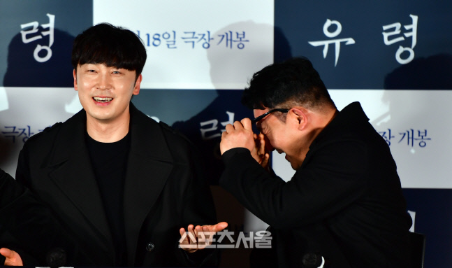 눈물샘 터진 박소담과 이해영 감독, 영화 '유령'시사회 [포토]