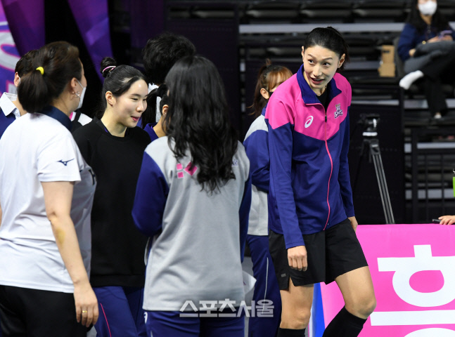 [포토]현대건설과의 경기를 위해 코트 입장하는 흥국생명 김연경