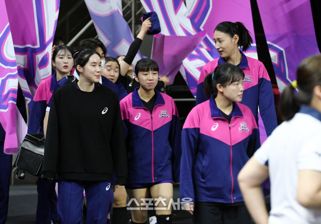 [포토]흥국생명 김연경, 현대건설과의 경기를 위해...