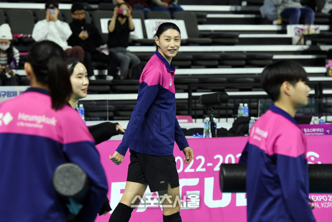 [포토]흥국생명 김연경, 밝은 표정으로...